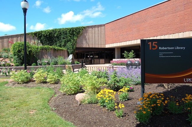 Photograph of the entrance to the Robertson Library in the Summer.